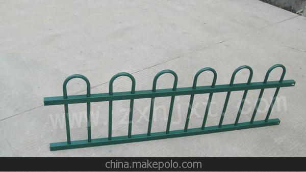 生產(chǎn) 道路隔離方管折彎護(hù)欄方管京式護(hù)欄 折彎京式道路護(hù)欄圖片